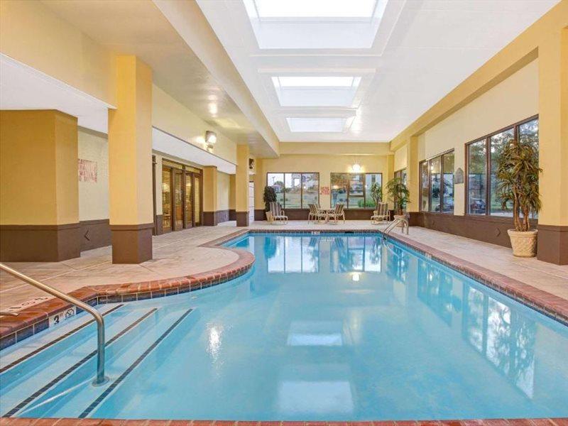 La Quinta Inn & Suites By Wyndham Mooresville Ngoại thất bức ảnh